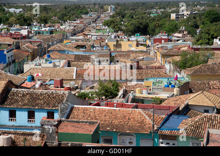 Ein Blick auf die hübsche Terrakottafliesen Dächer und Straßenführung der spanischen Kolonialzeit Trinidad in Kuba Stockfoto