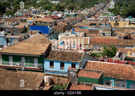 Ein Blick auf die hübsche Terrakottafliesen Dächer und Straßenführung der spanischen Kolonialzeit Trinidad in Kuba Stockfoto