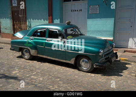 Ein Jahrgang 1950 amerikanische verwendet als Taxi Parken in einer gepflasterten Straße in Trinidad Kuba Stockfoto