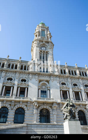 Hauptfassade des Paco Do Concelho, Rathaus, Porto und Denkmal für Almeida Garrett, Portugal. Stockfoto