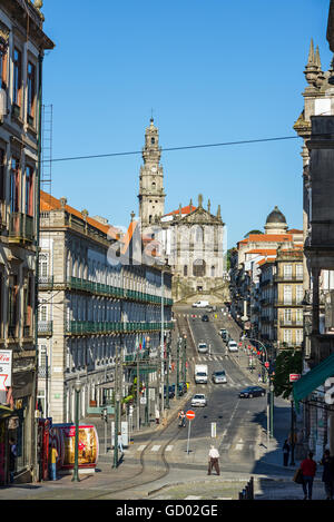 Rua 31 de Janeiro Street und Praca da Liberdade mit Igreja und Turm Dos Clerigos im Hintergrund. Porto. Portugal. Stockfoto