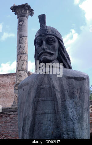 Die Büste von Vlad Tepes über die Ruinen von Curtea Veche (der alte Fürstenhof) während der Herrschaft von Vlad III Dracula im Jahre 1459 in der historischen Altstadt Bukarest Rumänien als Palast oder Residenz erbaut Stockfoto