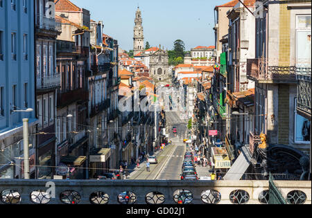 Rua 31 de Janeiro Street und Igreja und Turm Dos Clerigos im Hintergrund. Porto. Portugal. Stockfoto