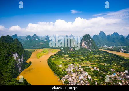 Karst Gebirgslandschaft auf dem Li-Fluss im ländlichen Guilin, Guangxi, China. Stockfoto