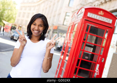 Glückliche Frau in London V Anzeichen Stockfoto