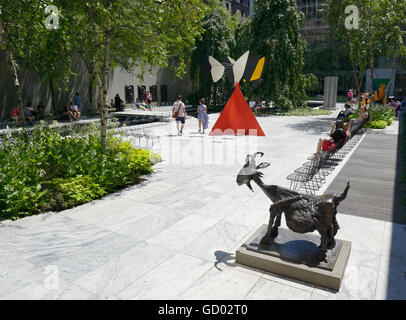 Skulptur Garten im MOMA in New York City mit einem Picasso "Ziege" und Calder 'Sandys Butterfly' Stockfoto