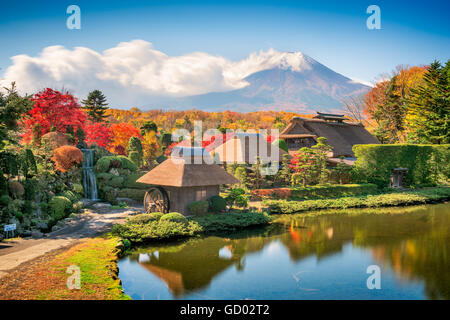 Oshinohakkai, Japan historischen Stroh Dach Bauernhäuser mit Mt. Fuji. Stockfoto