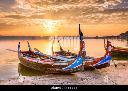 Mandalay, Myanmar auf dem Taungthaman-See vor U Bein Brücke. Stockfoto