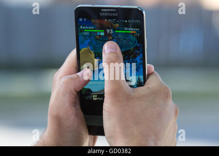 Ein Mann spielt Pokemon gehen auf ein Samsung-Handy in Kingston, Ontario, am 11. Juli 2016. Stockfoto