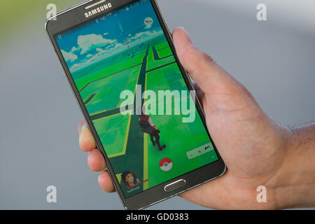 Ein Mann spielt Pokemon gehen auf ein Samsung-Handy in Kingston, Ontario, am 11. Juli 2016. Stockfoto