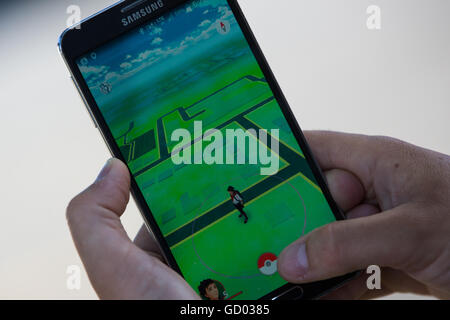 Ein Mann spielt Pokemon gehen auf ein Samsung-Handy in Kingston, Ontario, am 11. Juli 2016. Stockfoto