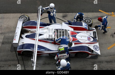 RLR Motorsports MG Lola AER von Barry Gates, Rob Garofall und Simon Phillips nimmt an einem Boxenstopp während des 1000-km-Rennens der Le Mans Series auf dem Silverstone Circuit in Northamptonshire Teil. Stockfoto