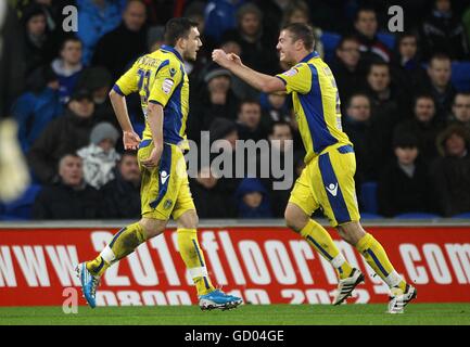 Robert Snodgrass von Leeds United (links) feiert mit seinem Teamkollegen Paul Connelly, nachdem er das Ausgleichstreffer ihrer Seite erzielt hat Stockfoto