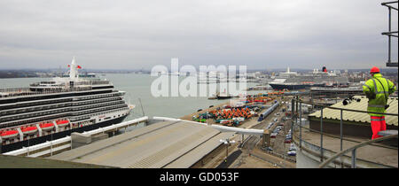 Ein Rekord sechs Kreuzfahrtschiffe sitzen neben Southampton Docks heute zum ersten Mal in der Geschichte. Stockfoto