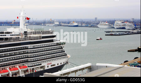 Fünf der sechs Rekordschiffe sitzen heute zum ersten Mal in der Geschichte an den Docks von Southampton. Stockfoto