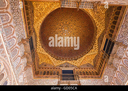 Die goldene Kuppel des Salon de Los Embajadores (Halle der Botschafter), Alcazar von Sevilla, Spanien Stockfoto