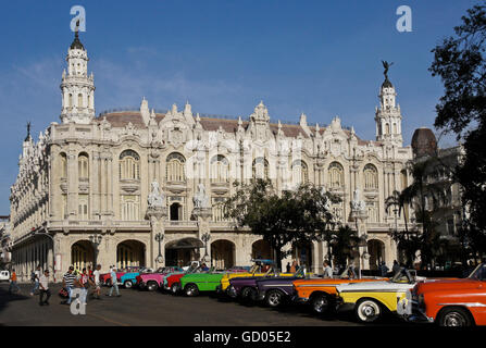 Alicia Alonso Grand Theater von Havanna und klassische amerikanische Autos, Havanna, Kuba Stockfoto