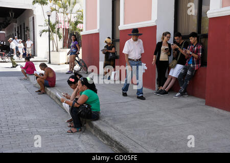 Menschen Abholung WLAN-signal auf dem Handy, Fußgängerzone in der Nähe von Plaza de Armas, Cienfuegos, Kuba Stockfoto