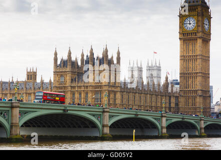 Big Ben, Houses of Parliament und Westminster Bridge, die über die Themse von betrachtet. London, England, Vereinigtes Königreich, Europ Stockfoto