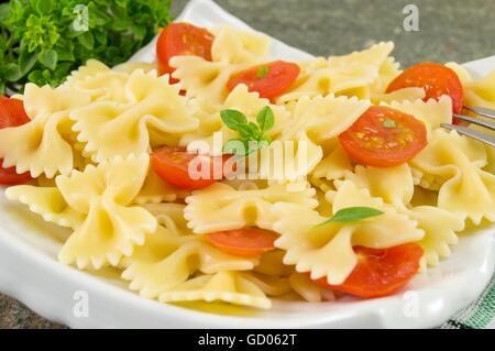 Bow-Tie Farfalle Nudeln gekocht und serviert auf einem Teller Stockfoto