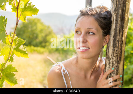 Junge schöne Frau Porträt in einem Weinberg Stockfoto