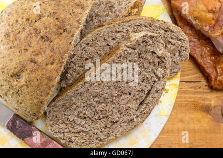 Hausgemachtes Schwarzbrot Scheiben auf dem Holztisch Stockfoto