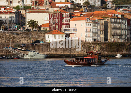 Porto in Portugal, Sightseeing Tourenboot am Fluss Douro entlang Altstadt Stockfoto