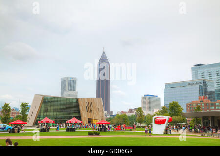 ATLANTA - 29 AUGUST: World of Coca-Cola im Centennial Olympic Park mit Menschen am 29. August 2015 in Atlanta, GA. Stockfoto