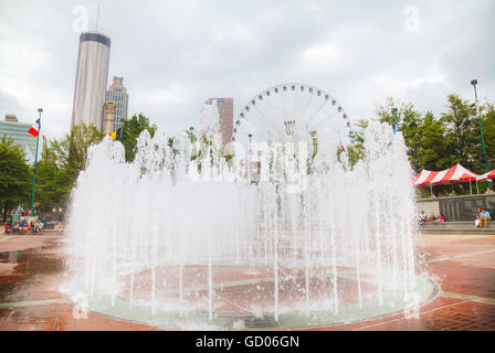 ATLANTA - 29 AUGUST: Centennial Olympic Park mit Menschen am 29. August 2015 in Atlanta, GA. Stockfoto