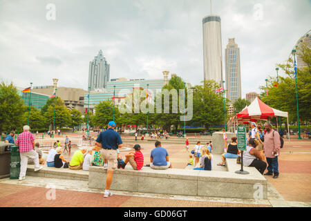 ATLANTA - 29 AUGUST: Centennial Olympic Park mit Menschen am 29. August 2015 in Atlanta, GA. Stockfoto