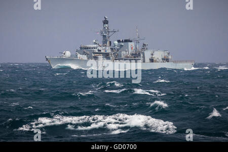 Portsmouth-basierte Kriegsschiff HMS Iron Duke in der südlichen Nordsee wie sie von einem erfolgreichen sechsmonatigen Einsatz arbeiten mit einer multinationalen NATO-Aufgabengruppe in Nordeuropa nach Hause zurückkehrt. Stockfoto