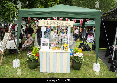 Ein Limonadenstand auf der jährlichen Barnes Village Fair, die auf Barnes Common im Südwesten Londons, SW13, England, Großbritannien, stattfindet Stockfoto