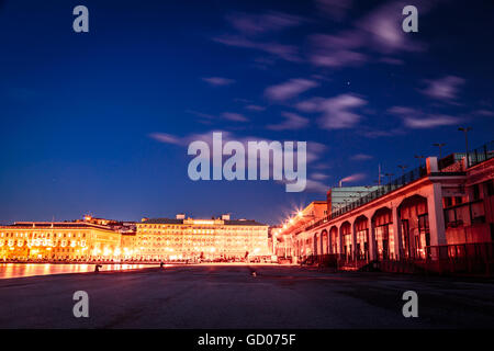 Die Lichter der Stadt Triest, Nachdenken über das Meer Stockfoto