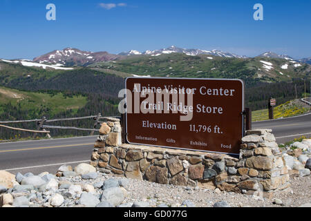 Die Alpine Visitor Center befindet sich an der Spitze der Trail Ridge Road in Rocky Mountain Nationalpark auf einer Höhe von 11.796 Füße abo Stockfoto