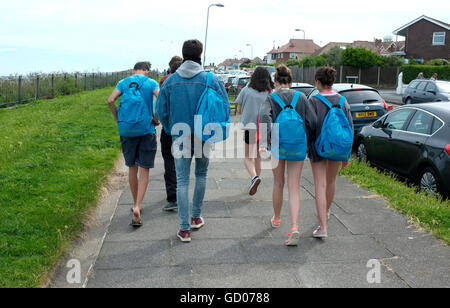 Jugendliche Rucksacktouristen besuchen Küstenstadt von Broadstairs in East Kent uk Juli 2016 Stockfoto
