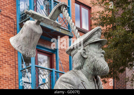 Bronzestatue von Captain Cat, ein Charakter in Dylan Thomas Under Milk Wood, im Seeviertel, Swansea, Südwales, UK. Stockfoto