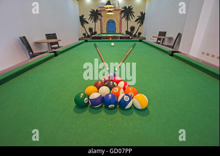 Nahaufnahme von Billardkugeln auf grünem Filz Tisch mit pool Cues im Spielzimmer Stockfoto