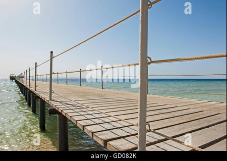 Hölzerne Seebrücke Steg von tropischen Strand in Ocean Stockfoto