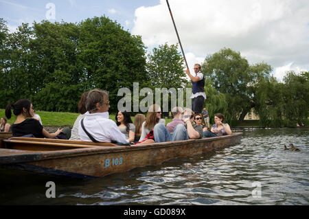 Touristen genießen einen Punt auf dem Fluss Cam, Cambridge, Stockfoto