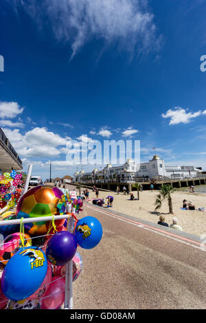 Strandpromenade und Seebrücke, Clacton-on-Sea, Essex, UK - mit Strandspielzeug für Verkauf Stockfoto