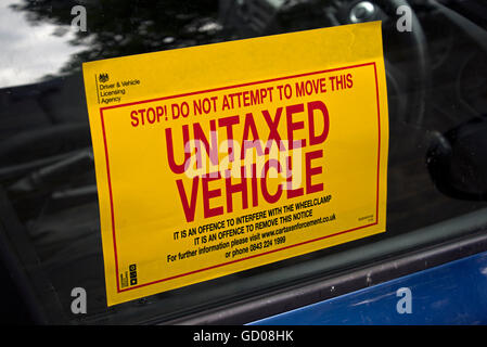 Unversteuerten Fahrzeug Aufkleber auf eine Seitenscheibe eines Autos in Edinburgh, Schottland. Stockfoto