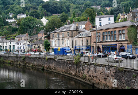 Matlock Bath und River Derwent in Derbyshire England Großbritannien geschäftige Hauptstraße im Naturschutzgebiet englisches Spa Inland Resort Stockfoto