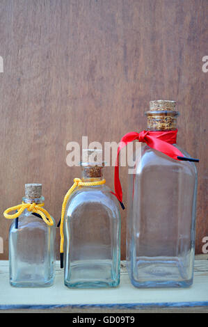 Glasflaschen mit verschiedenen Formen, Apothekerflaschen für Spirituosen, Rudern, Stockfoto