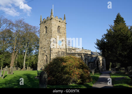 Die Pfarrkirche St. Lawrence in Eyam in Derbyshire. Peak District Village England, englisches Kirchendenkmal Grad II* Stockfoto