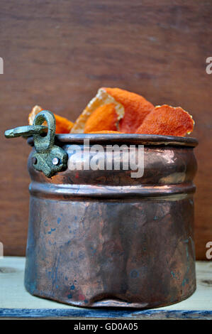 Kupferkessel mit getrockneten Orangenschalen Stockfoto