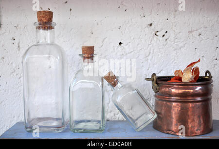 Kupferkessel mit getrockneten Orangenschalen Stockfoto