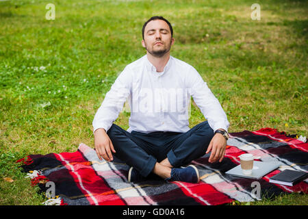 Mann Geschäftsmann meditieren im Freien im Lotus pose Stockfoto
