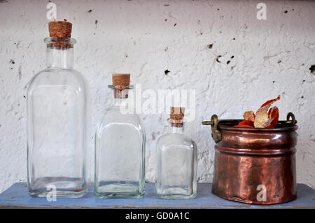 Kupferkessel mit getrockneten Orangenschalen Stockfoto