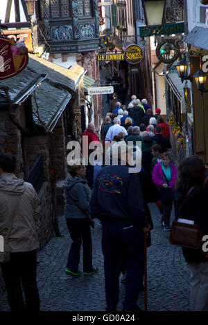 Gesäumt mit Geschäften, Tavernen und Weinstuben, die engen, hat gepflasterten Straße Drosselgasse eine mittelalterliche Atmosphäre in Rüdesheim. Stockfoto