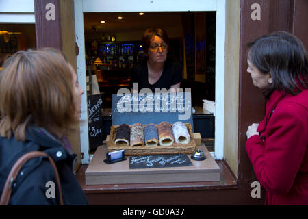 Gesäumt mit Geschäften, Tavernen und Weinstuben, die engen, hat gepflasterten Straße Drosselgasse eine mittelalterliche Atmosphäre in Rüdesheim. Stockfoto